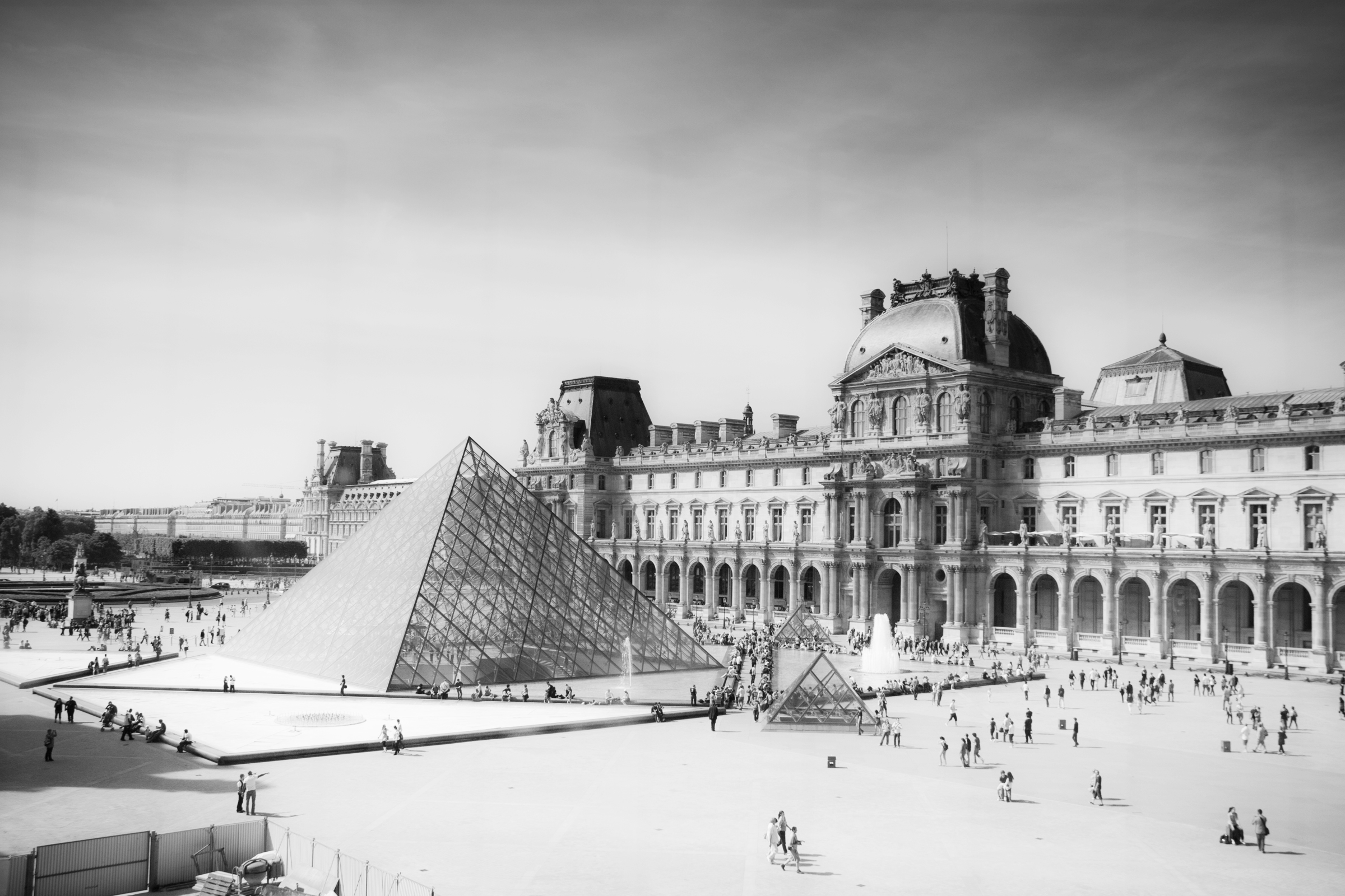 Первый появился во франции. Лувр 1792. Лувр Париж 19 век. Дворец Тюильри в Париже 18 век. Франция 19 век Лувр.
